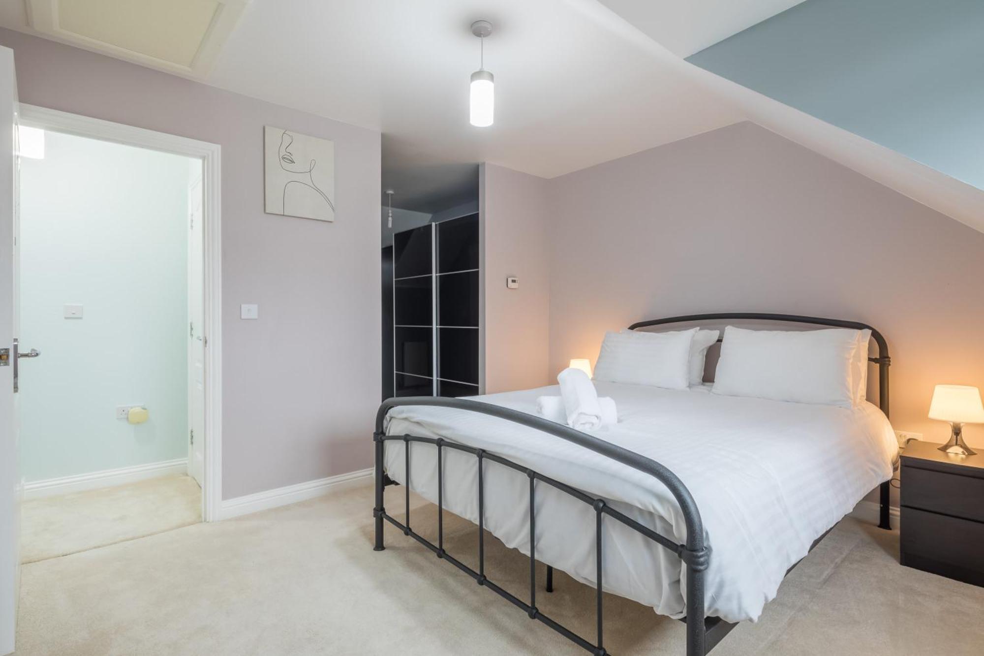 Modern And Comfy 3 Bed House *