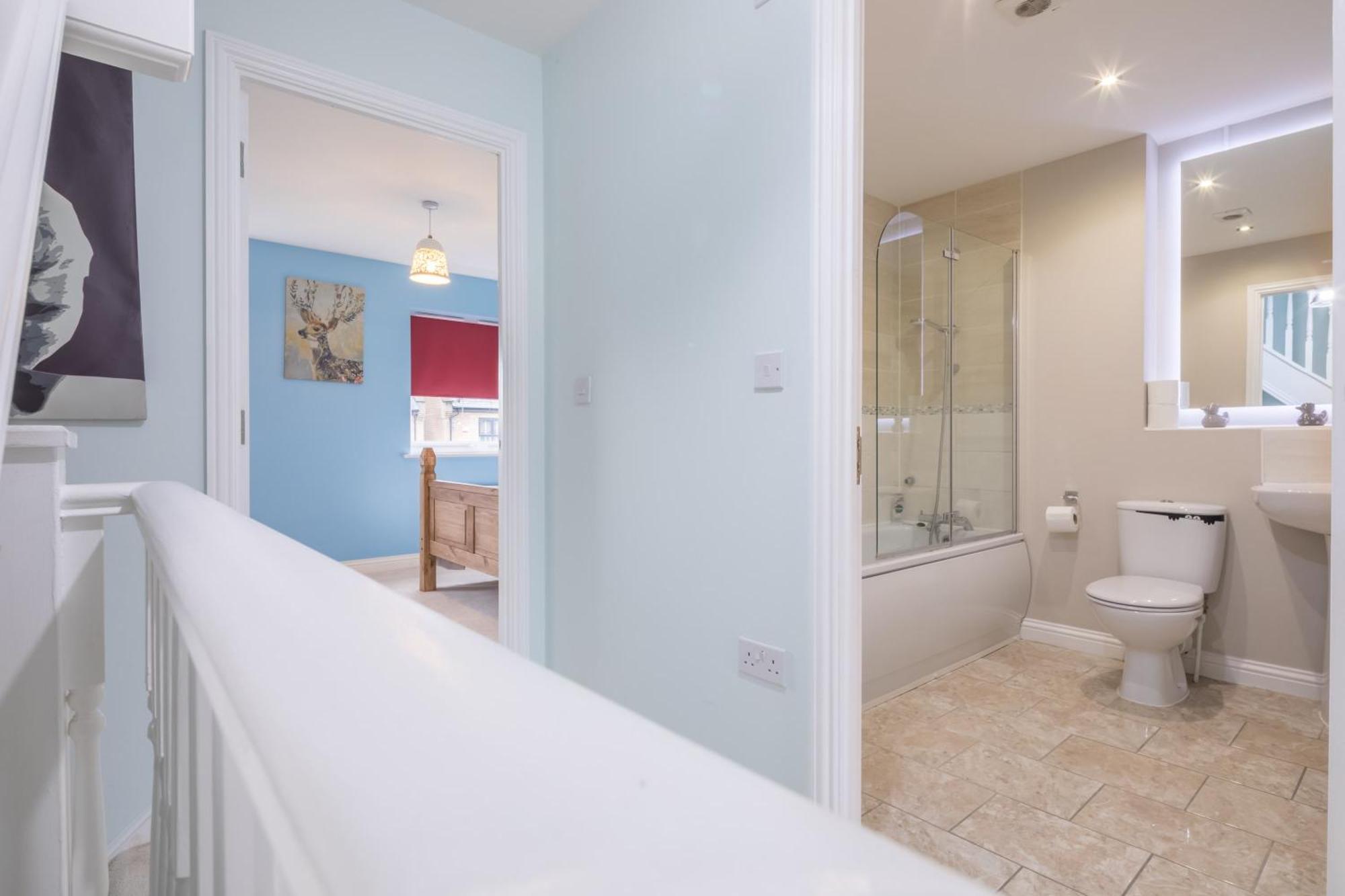 Modern And Comfy 3 Bed House *