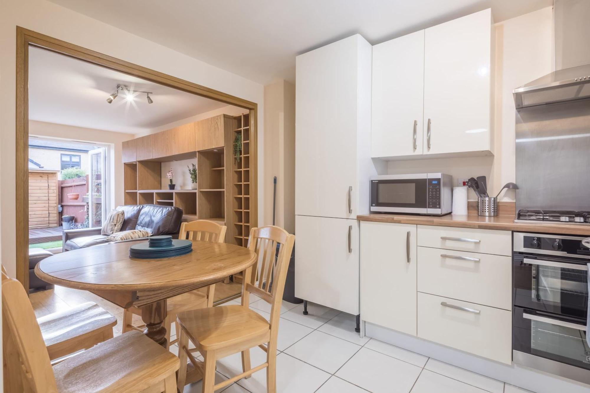 Modern And Comfy 3 Bed House *